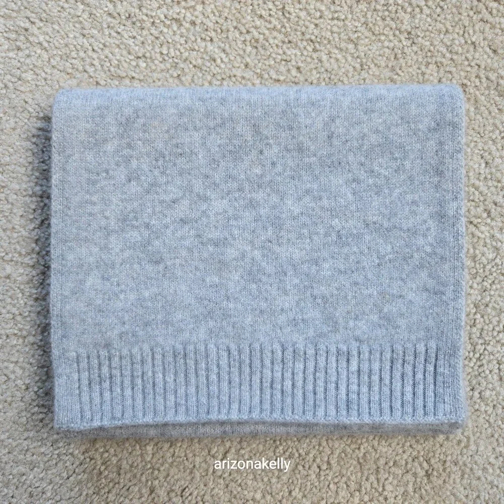 NWOT Cashmere Knit Light Grey Classic Scarf With Ribbed Ends